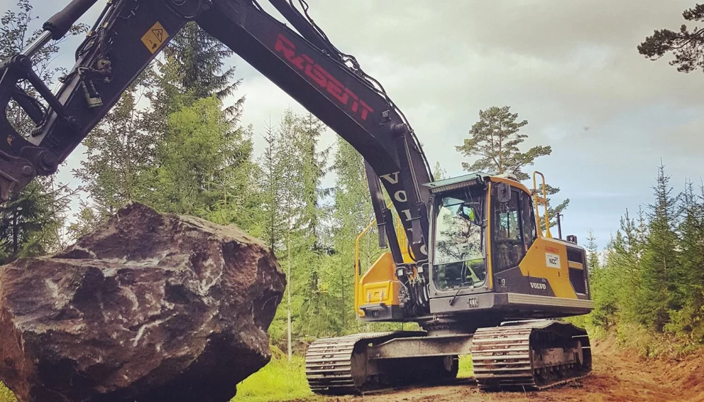 Rasent Maskiner AB:s grävmaskin i skogen.